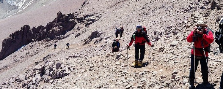 trekking hacia la cumbre